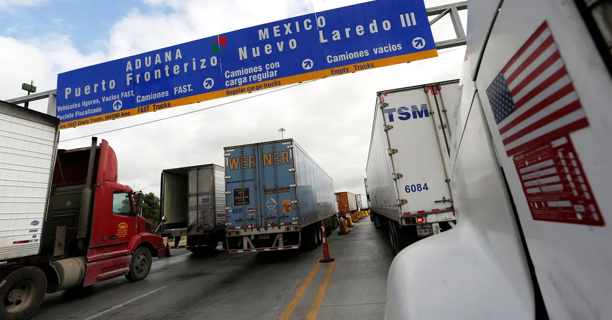 us-mexico-border-crossing-trucks
